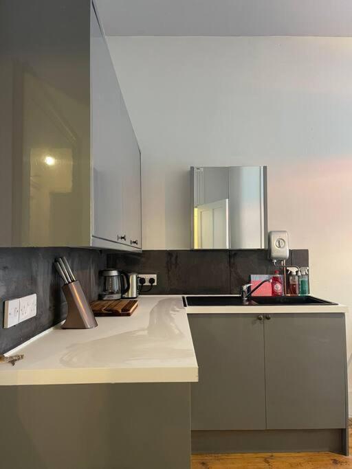 Appartement 4 Quiet Compact Studio With Garden View - Best Location - Comfortable - Quiet à Hove Extérieur photo