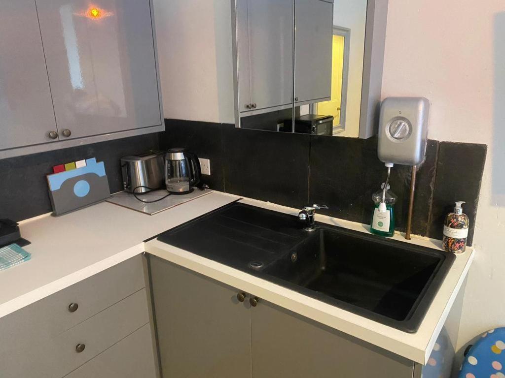 Appartement 4 Quiet Compact Studio With Garden View - Best Location - Comfortable - Quiet à Hove Extérieur photo